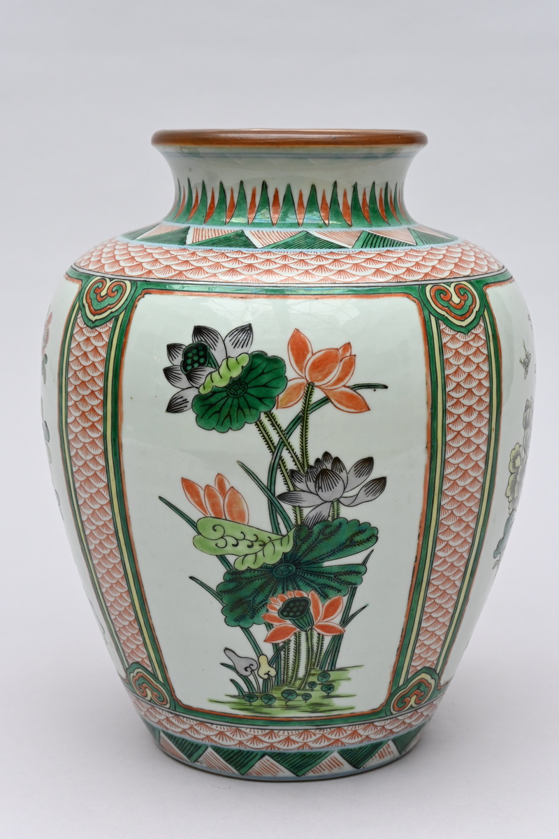 A Chinese wucai vase, 19th century (h31cm) - Image 2 of 4