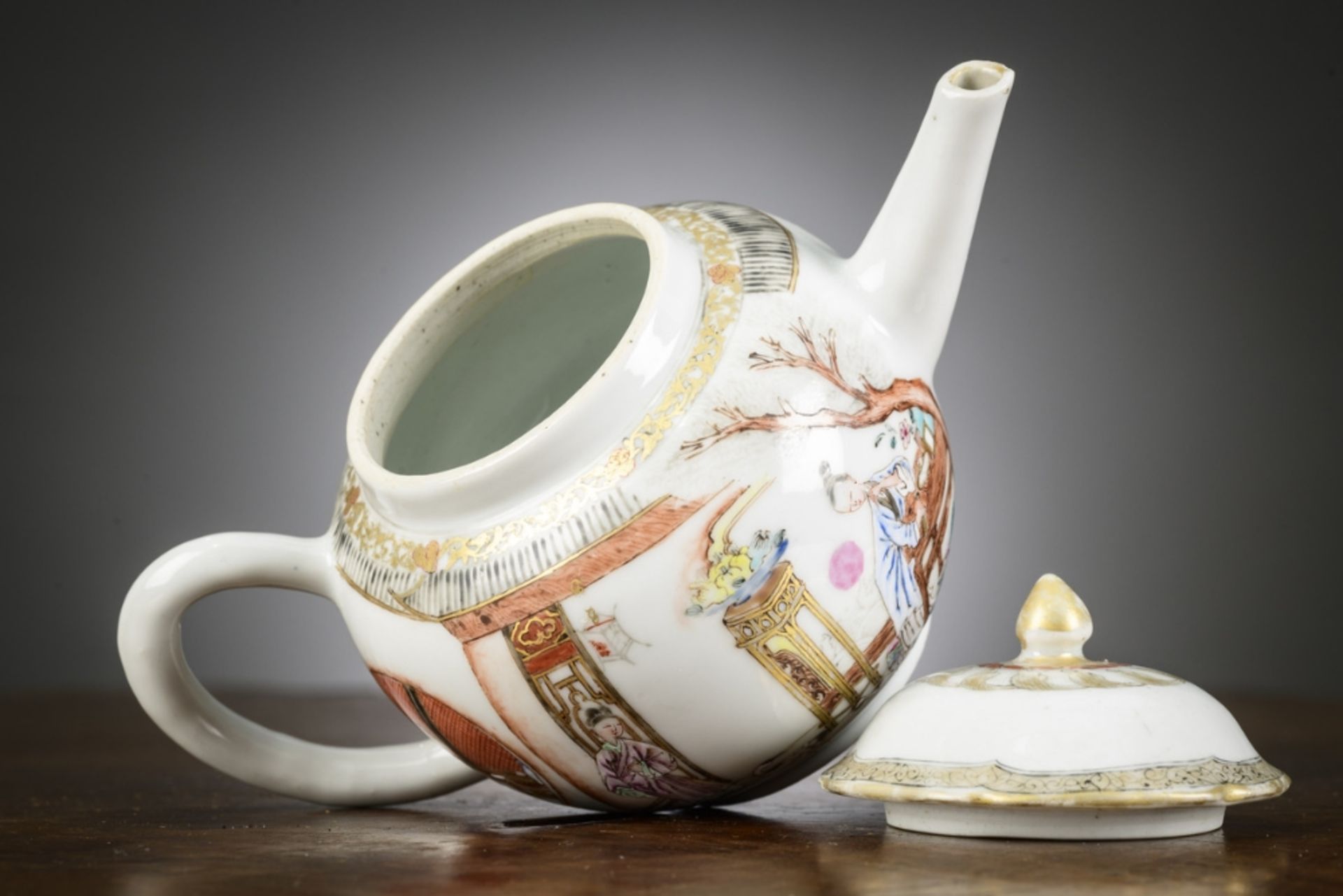 A fine Chinese famille rose teapot 'the visit', Yongzheng period (13x19x10cm) (*) - Bild 6 aus 9