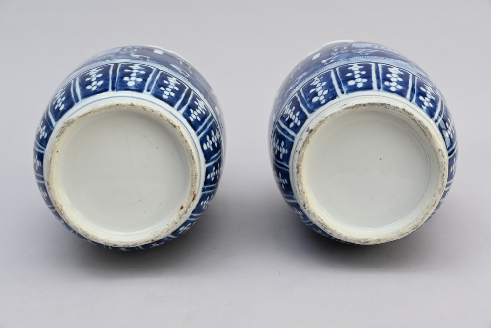 Pair of Chinese blue and white porcelain vases 'view of a harbour' (h36cm) (*) - Image 5 of 7