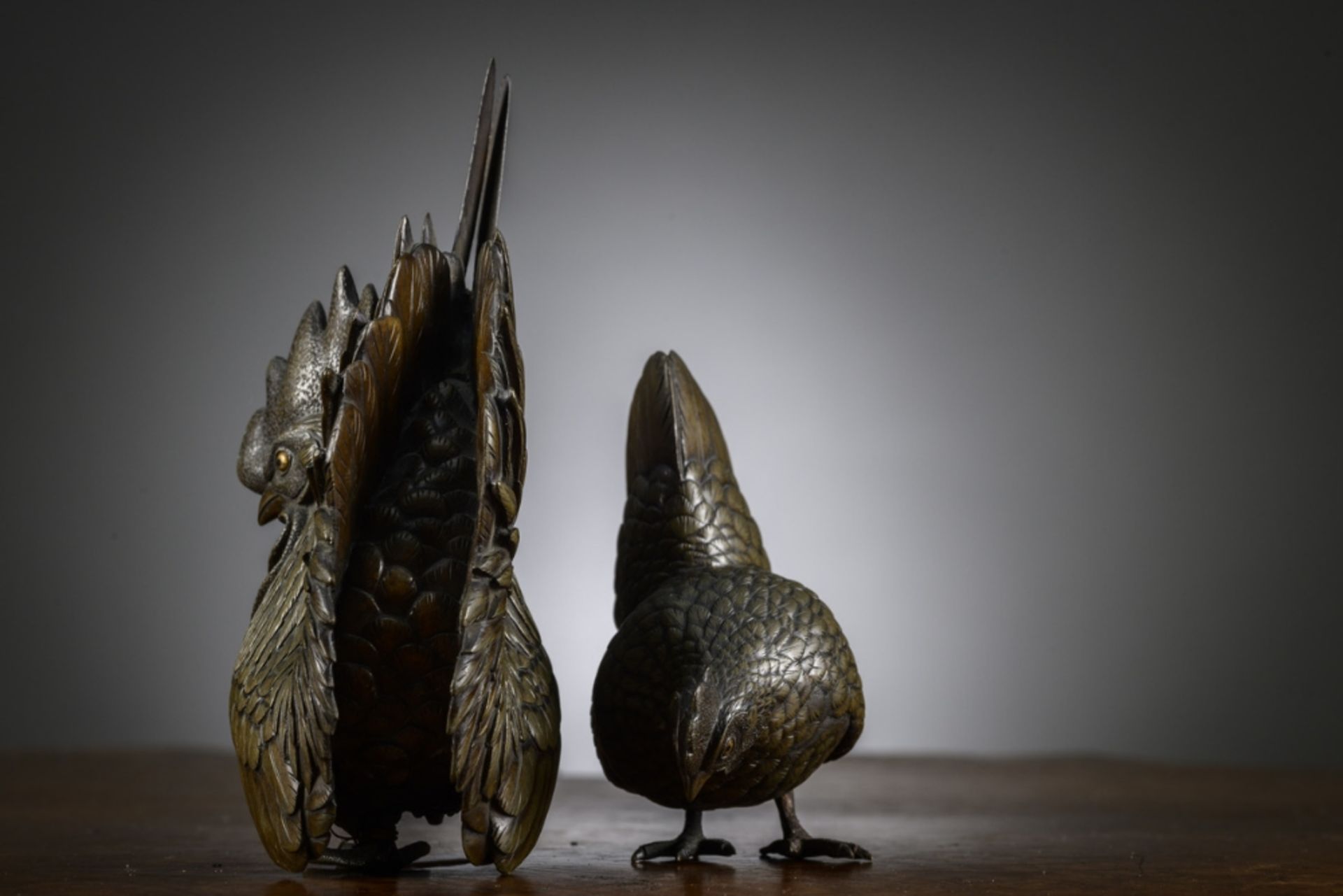 A pair of Japanese bronze okimonos 'chicken and rooster', Meiji period (h10.5cm) (h16cm) (*) - Bild 3 aus 5