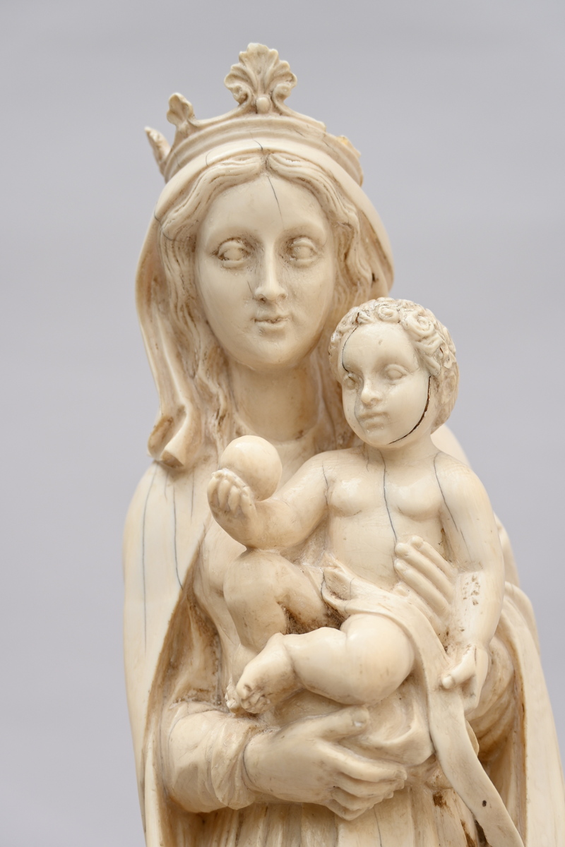 A large Gothic Revival sculpture of the 'Virgin and Child' in ivory, 19th century (h63cm) (incl. - Image 3 of 6