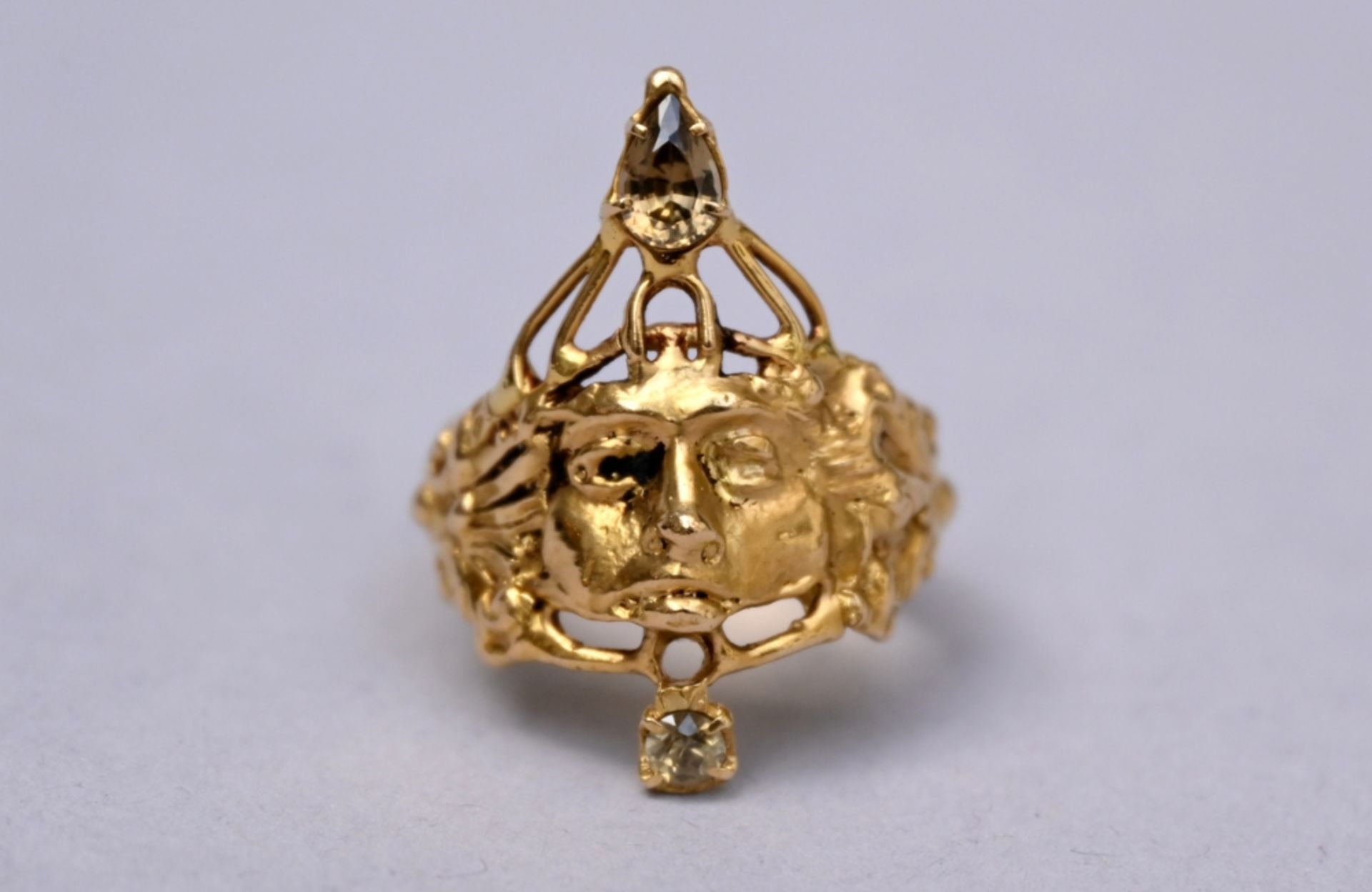 Octave Landuyt: a gold ring (h3 dia2cm)