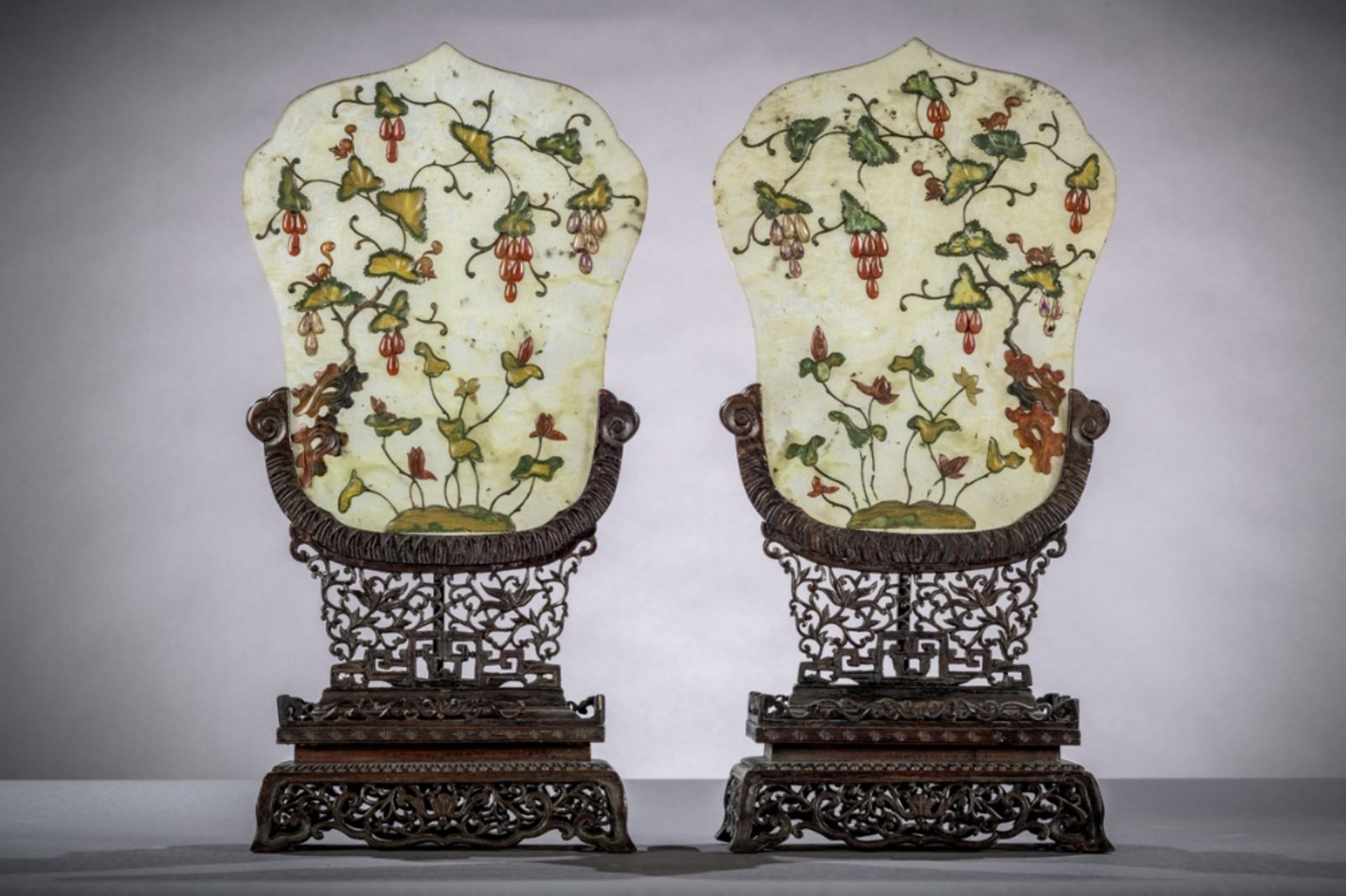 A pair of Chinese table screens with inlaywork on wooden pedestals (44x20x10 cm) (*)