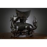 Large Chinese mirror holder in bronze 'Mythical animal', Ming dynasty (22x26x18cm)