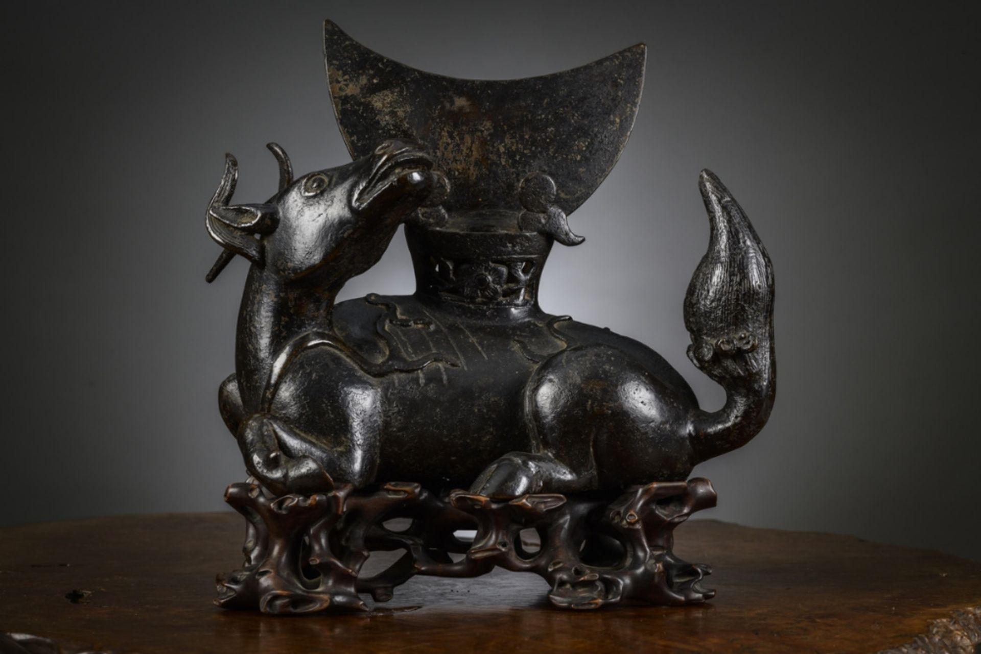 Large Chinese mirror holder in bronze 'Mythical animal', Ming dynasty (22x26x18cm)