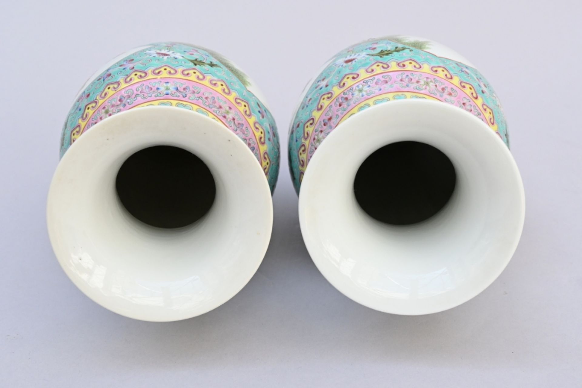 A pair of Chinese turquoise vases famille rose porcelain 'elegant scenes' (h31cm) - Bild 4 aus 4