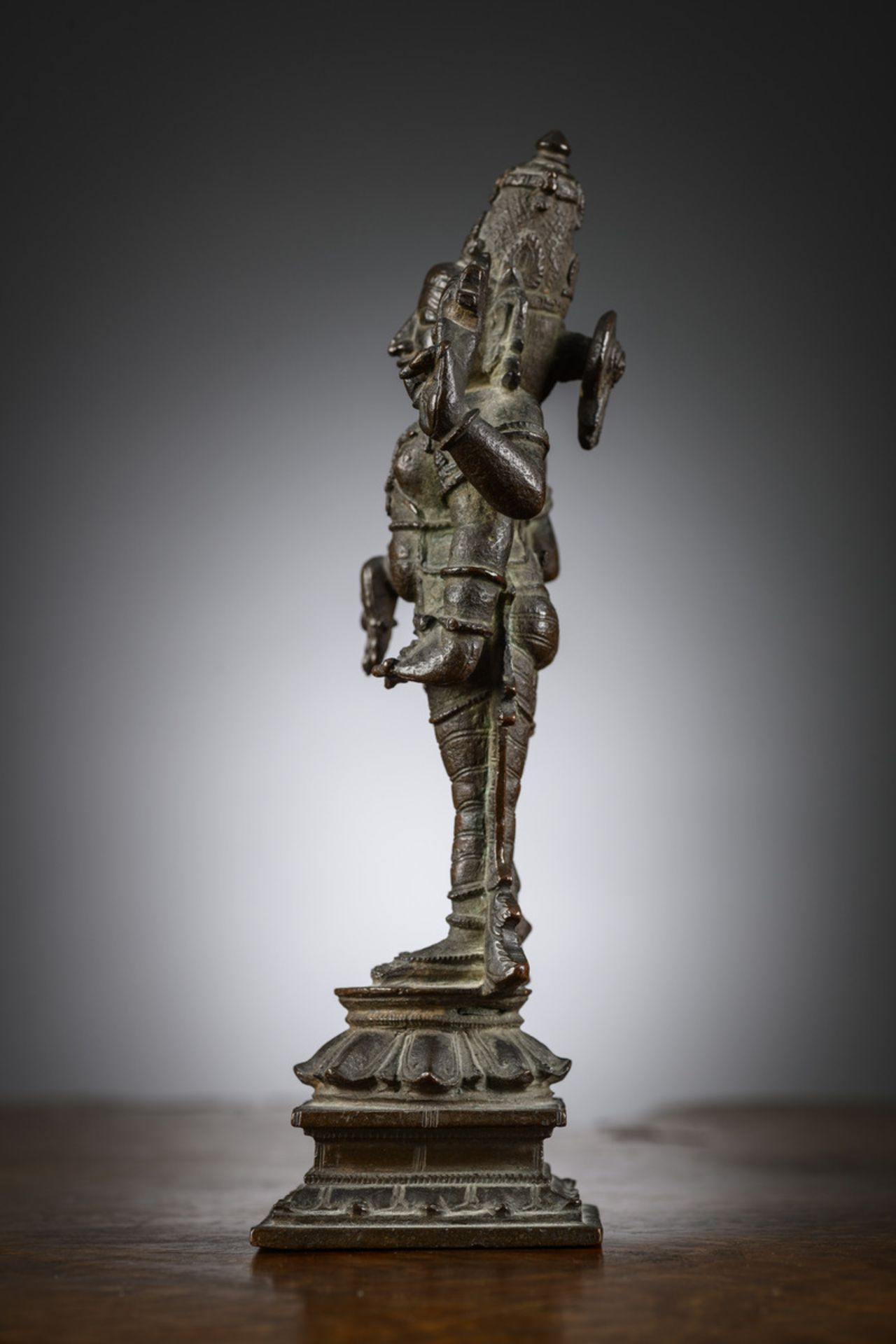 Indian statue in bronze 'Vishnu', 17th-18th century (h22.5cm) - Bild 4 aus 5