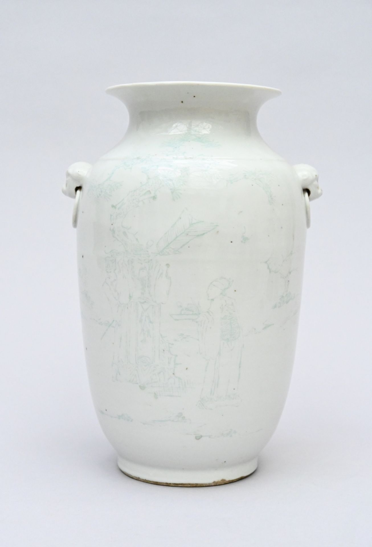 A Chinese vase with engraved decoration 'Taoist scene' (h31cm) - Bild 2 aus 5