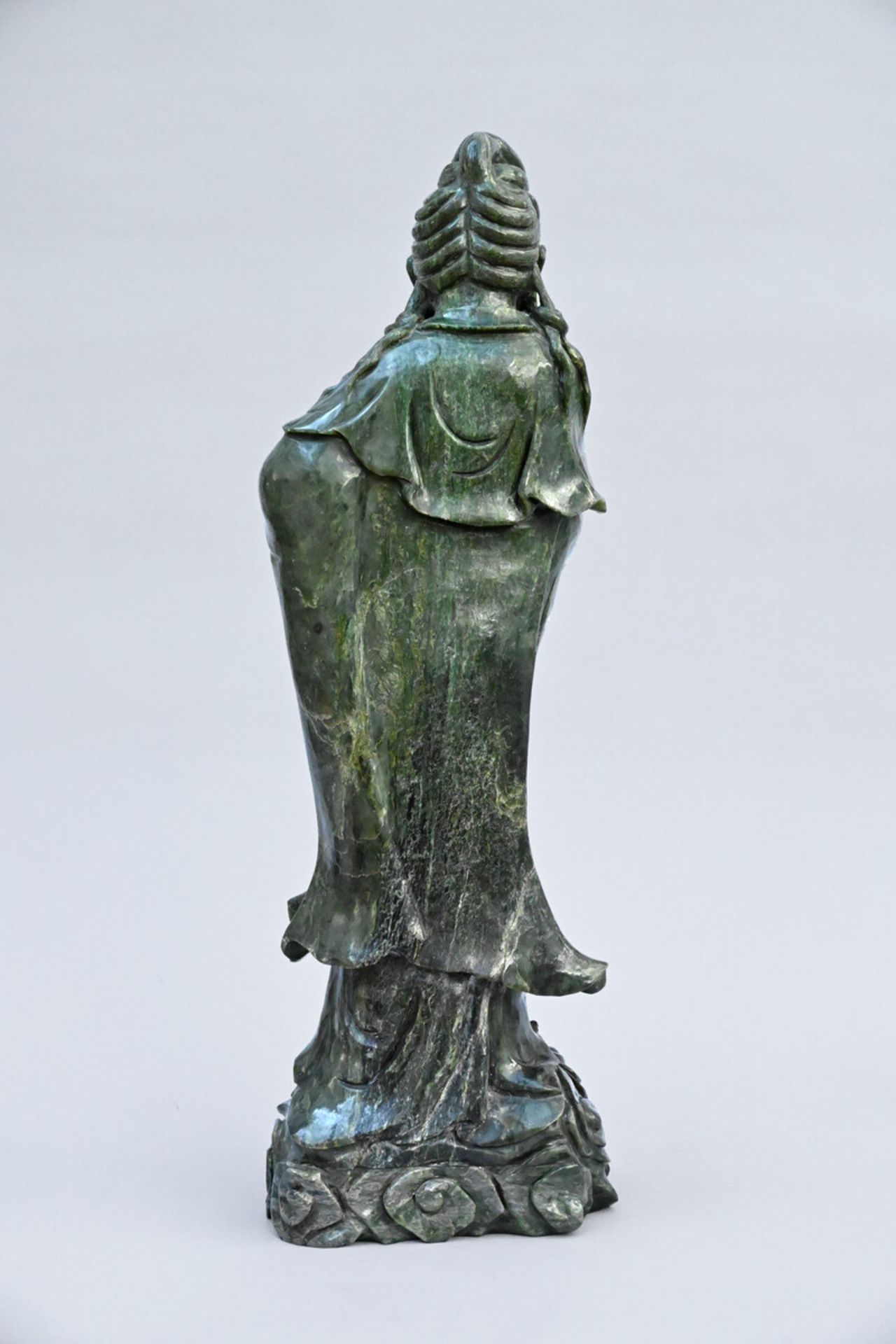 A large Chinese guanyin in stone, 20th century (h80cm) (*) - Bild 2 aus 4