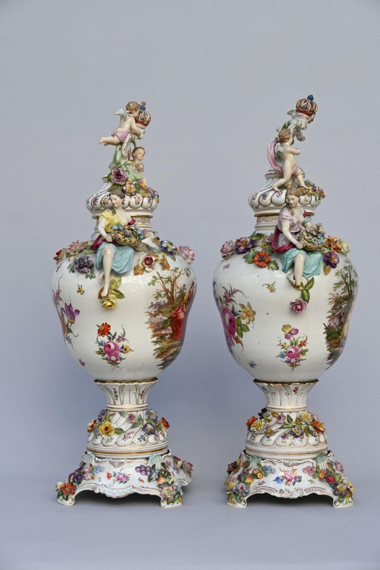 A pair of vases in Dresden porcelain 'mythological scenes' (h83cm) (*) - Image 2 of 6