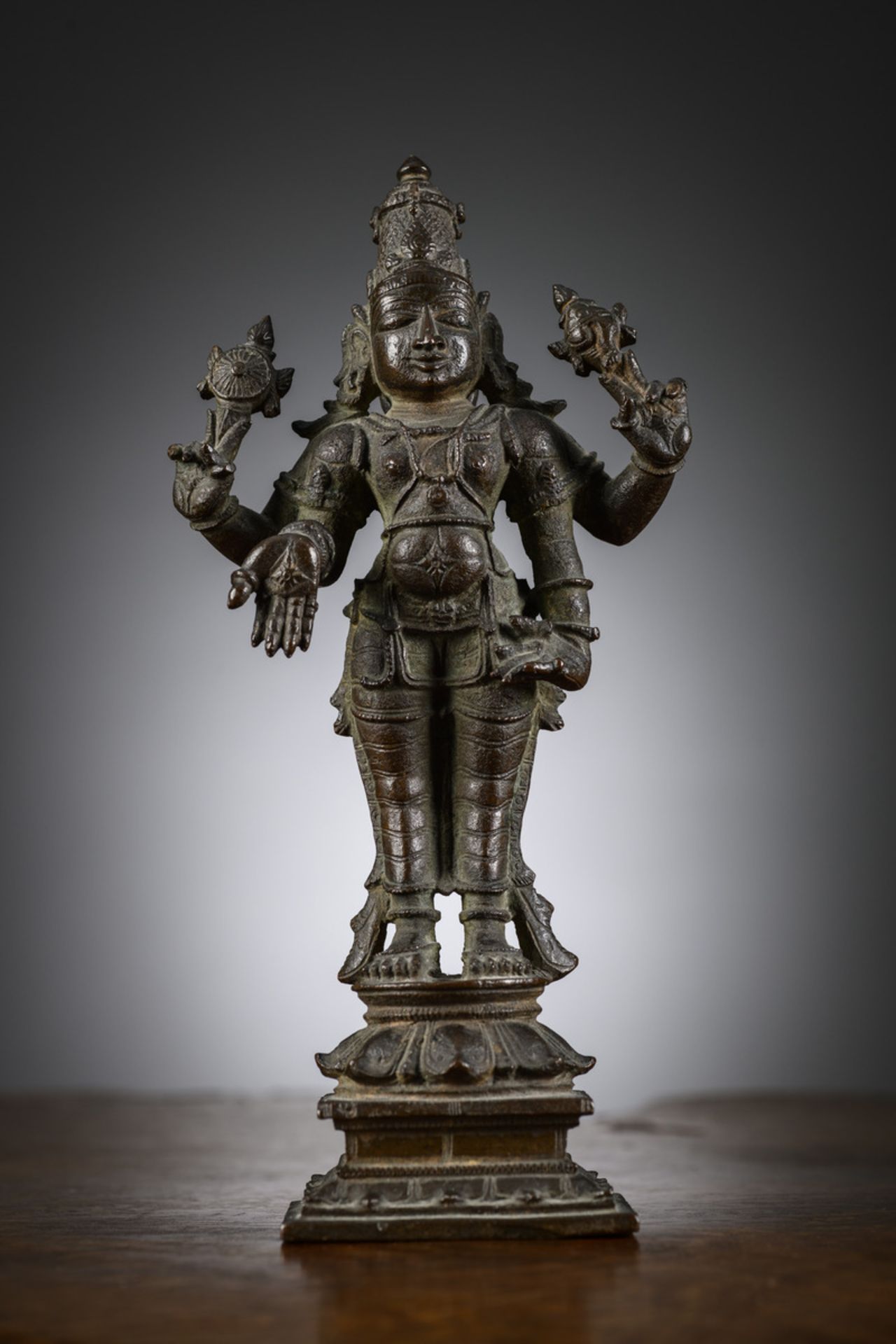 Indian statue in bronze 'Vishnu', 17th-18th century (h22.5cm)