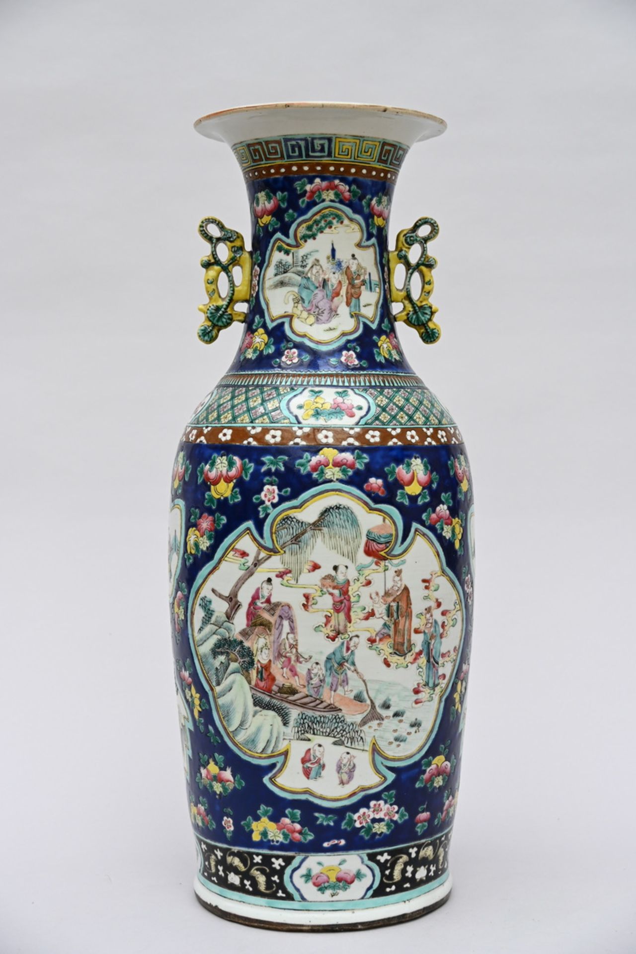 Chinese famille rose vase with blue background 'court scene' (h61cm) (*) - Bild 2 aus 5