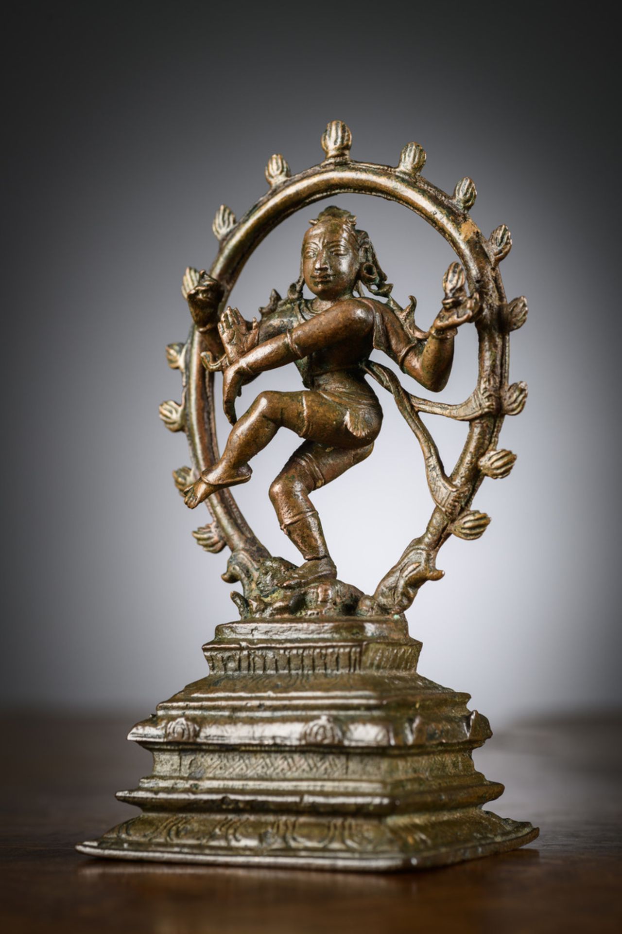 A rare Indian statue in bronze 'Shiva Nataraja', 15th-16th century (h 14.5 cm) - Bild 2 aus 7