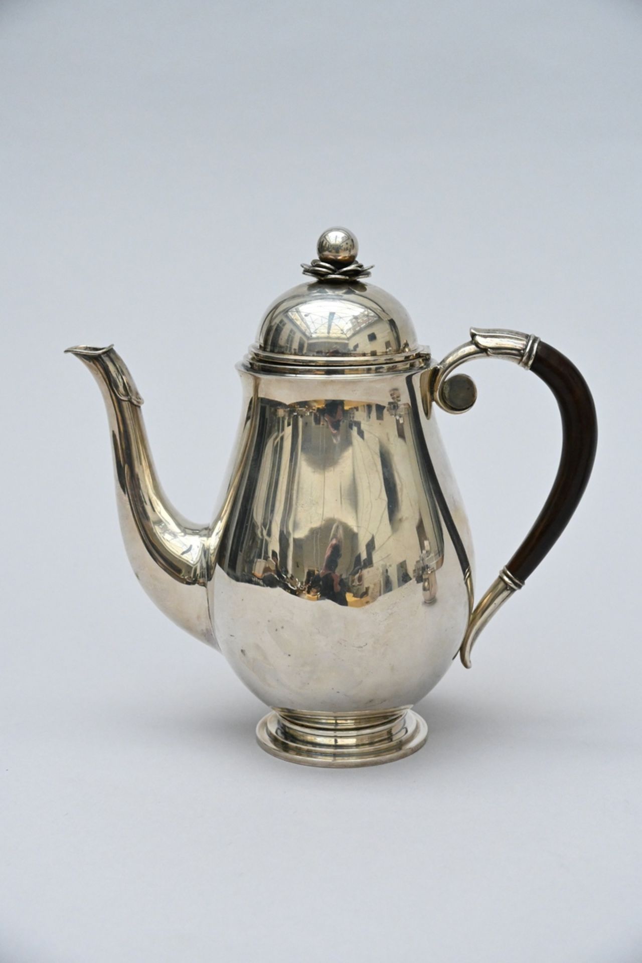 Three-piece coffee set in solid silver, J. Siggaard Copenhagen (h15cm) (weight 1510 grammes) - Image 3 of 4