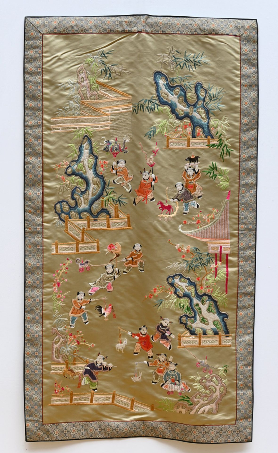 Chinese embroidery in silk 'playing children' (151x85cm)