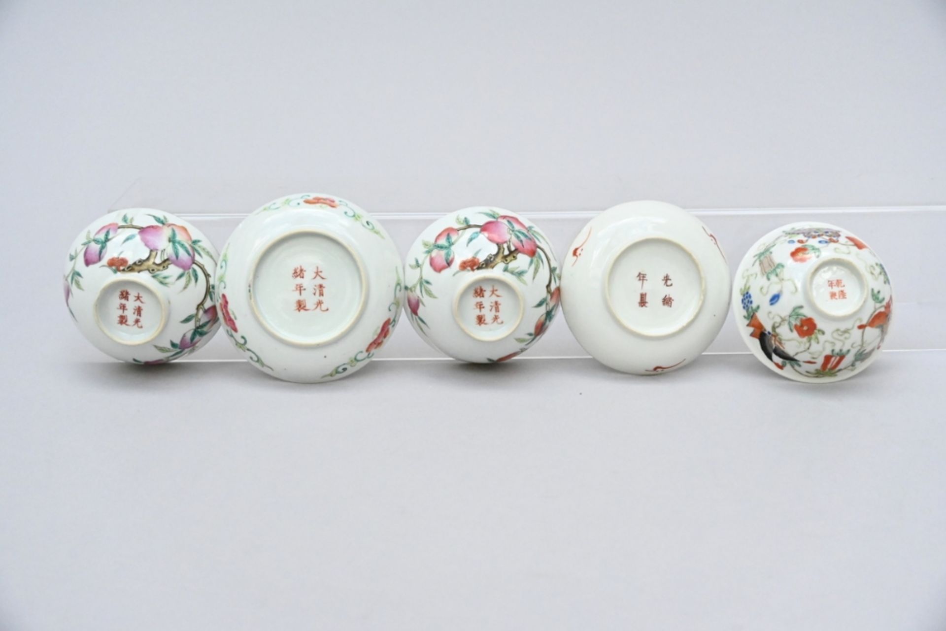 Lot: 3 cups + 2 saucers in Chinese porcelain 'peaches' and 'flowers' (h4x10cm) and (4.50x10.50cm) - Bild 2 aus 4