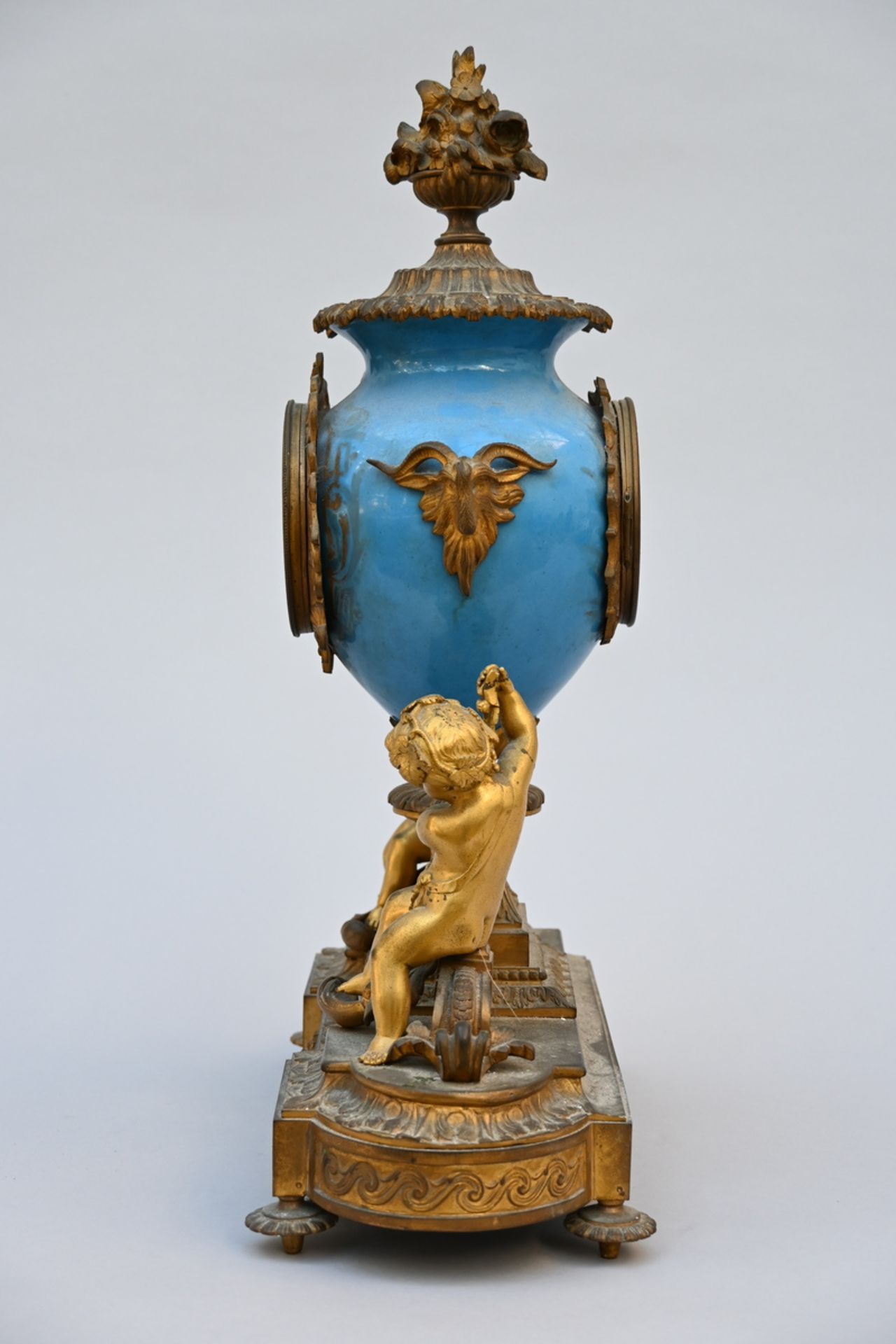 A clock in SËvres porcelain and gilt bronze, 19th century (59x54X20cm) (*) - Image 2 of 5