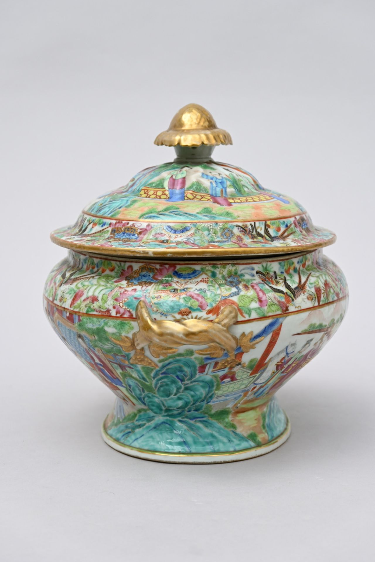 A Chinese porcelain tureen, Canton 19th century (27x35cm) - Bild 2 aus 5