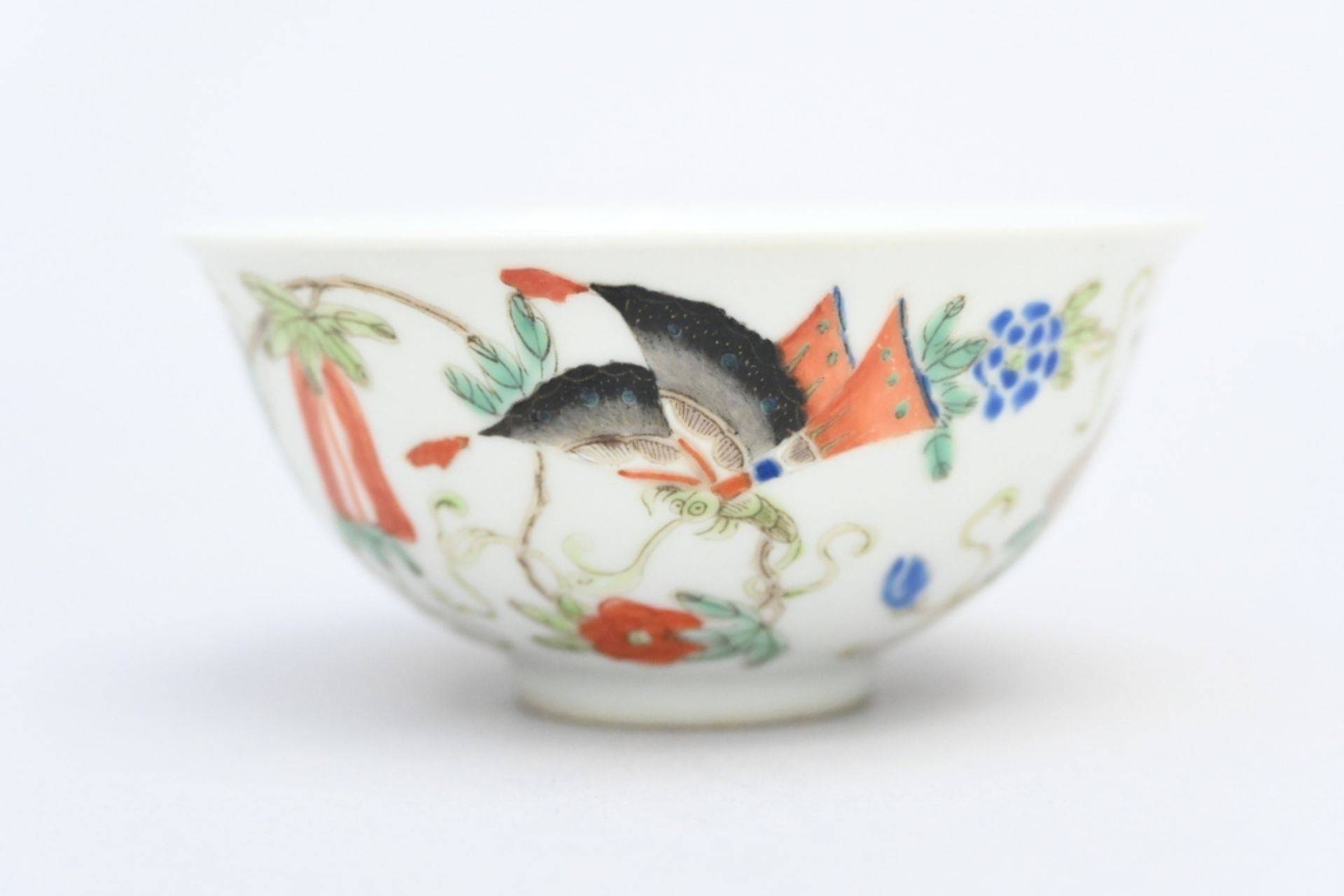 Lot: 3 cups + 2 saucers in Chinese porcelain 'peaches' and 'flowers' (h4x10cm) and (4.50x10.50cm) - Bild 3 aus 4