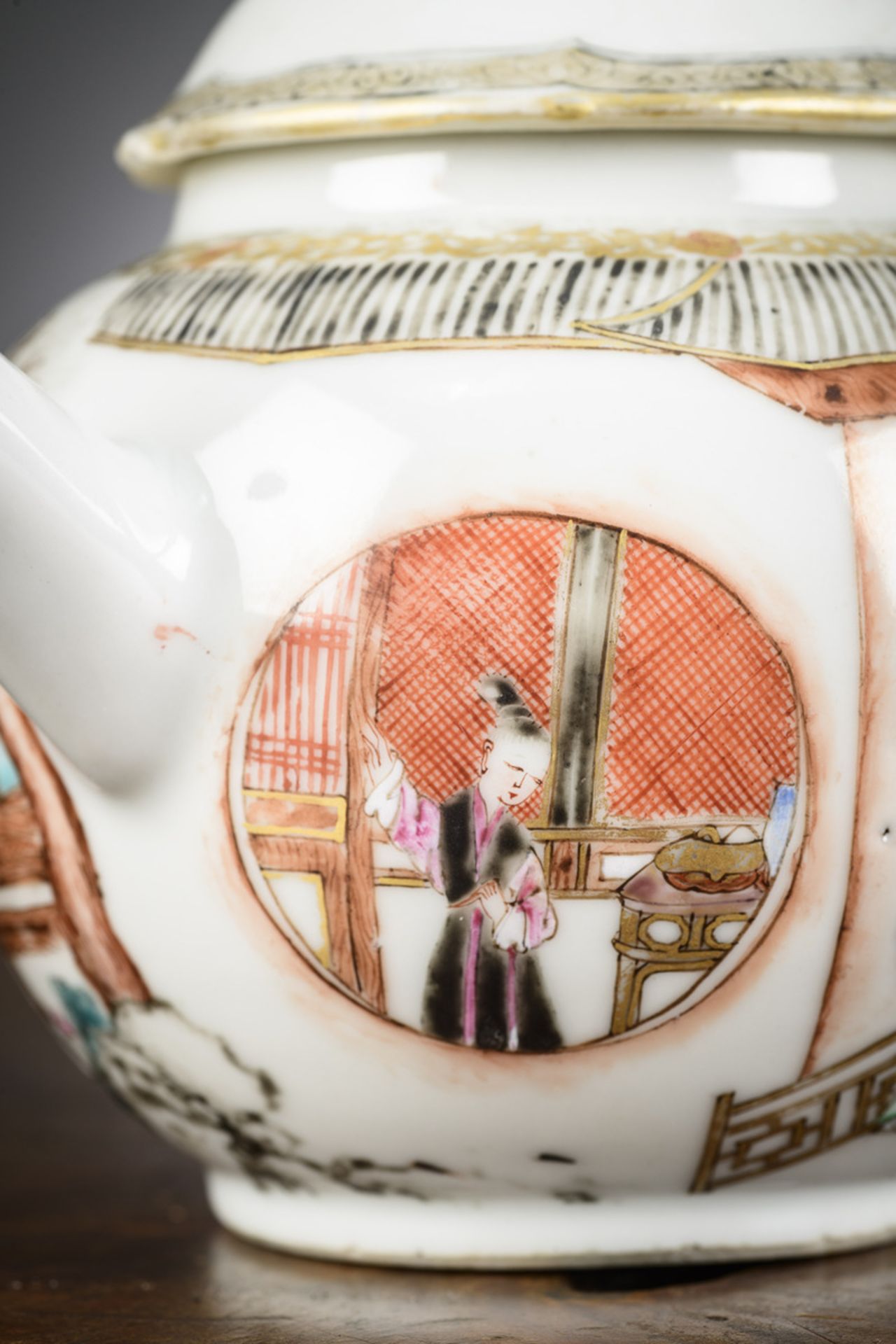 A fine Chinese famille rose teapot 'the visit', Yongzheng period (13x19x10cm) (*) - Bild 8 aus 9