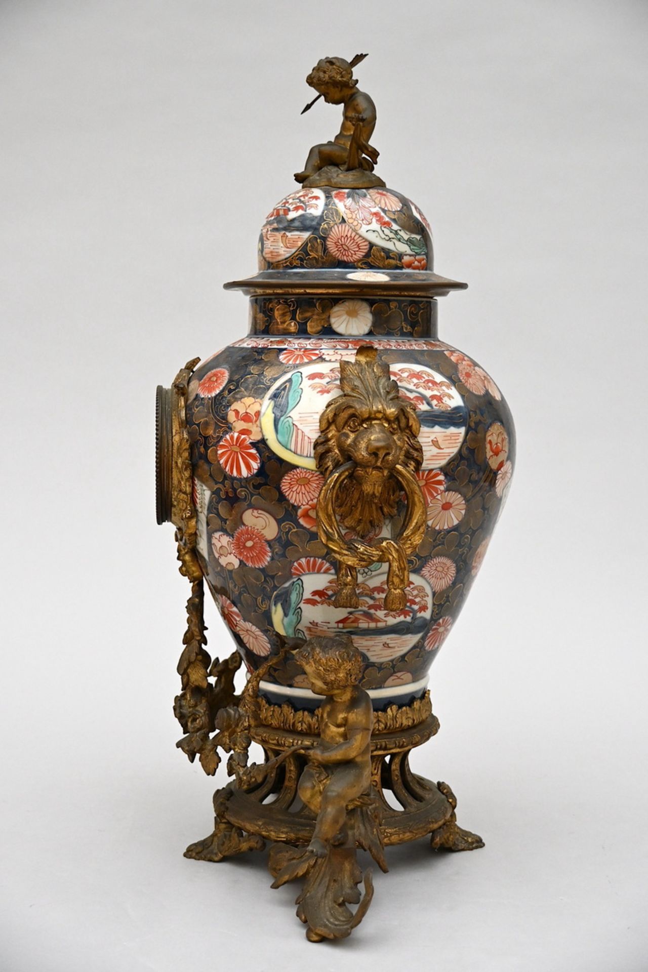 A clock made of an Imari Samson vase and bronze mounts, 19th century (h65cm) - Image 2 of 6