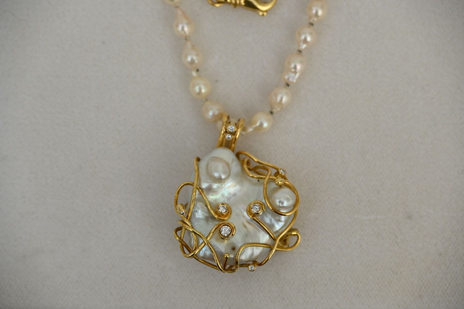 Pendant in yellow gold with freshwater pearls and diamonds (L30cm) + pair of earrings 2x(1.3cm) - Image 2 of 4