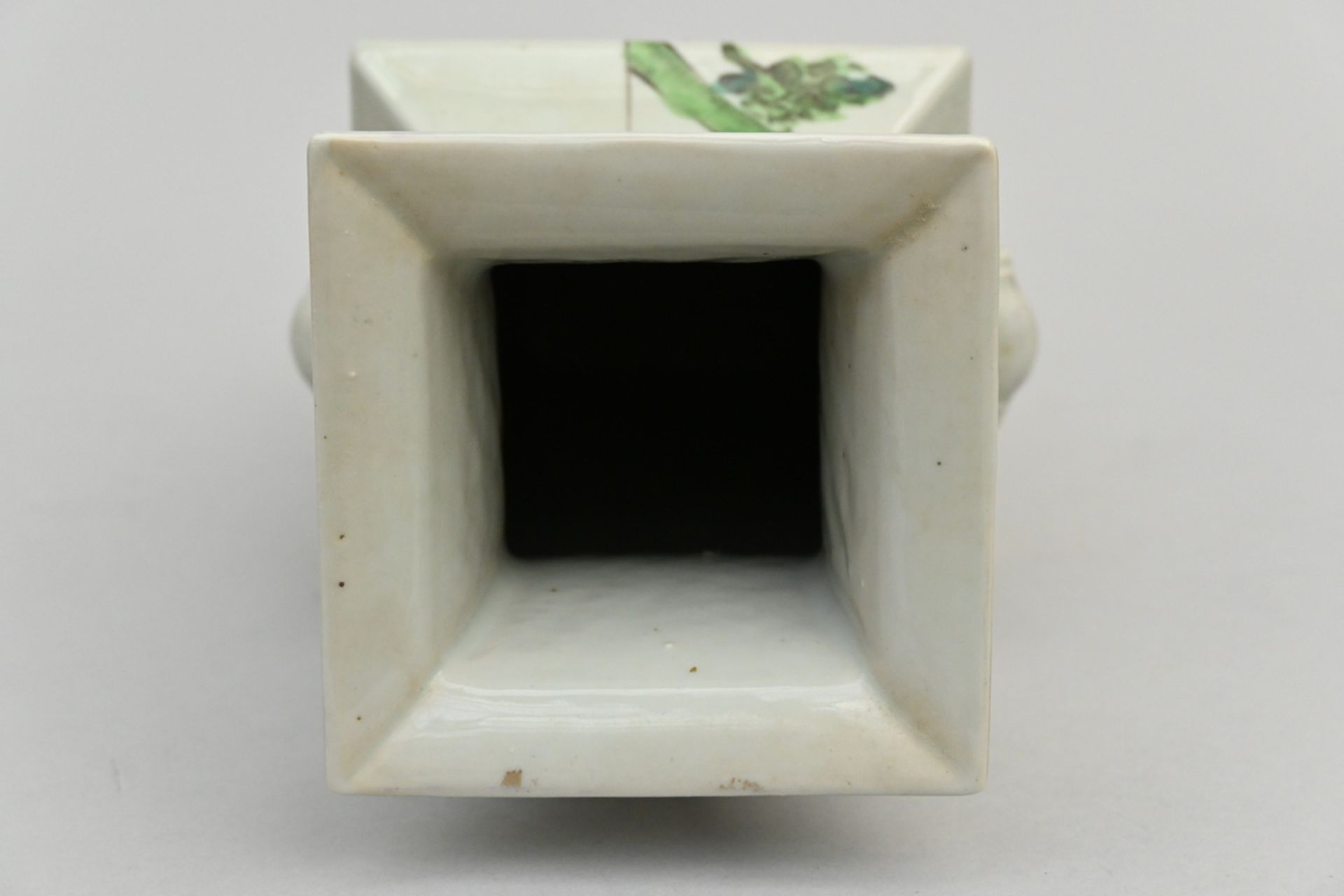 A square vase in Chinese porcelain 'figures' (h38cm) - Image 5 of 6