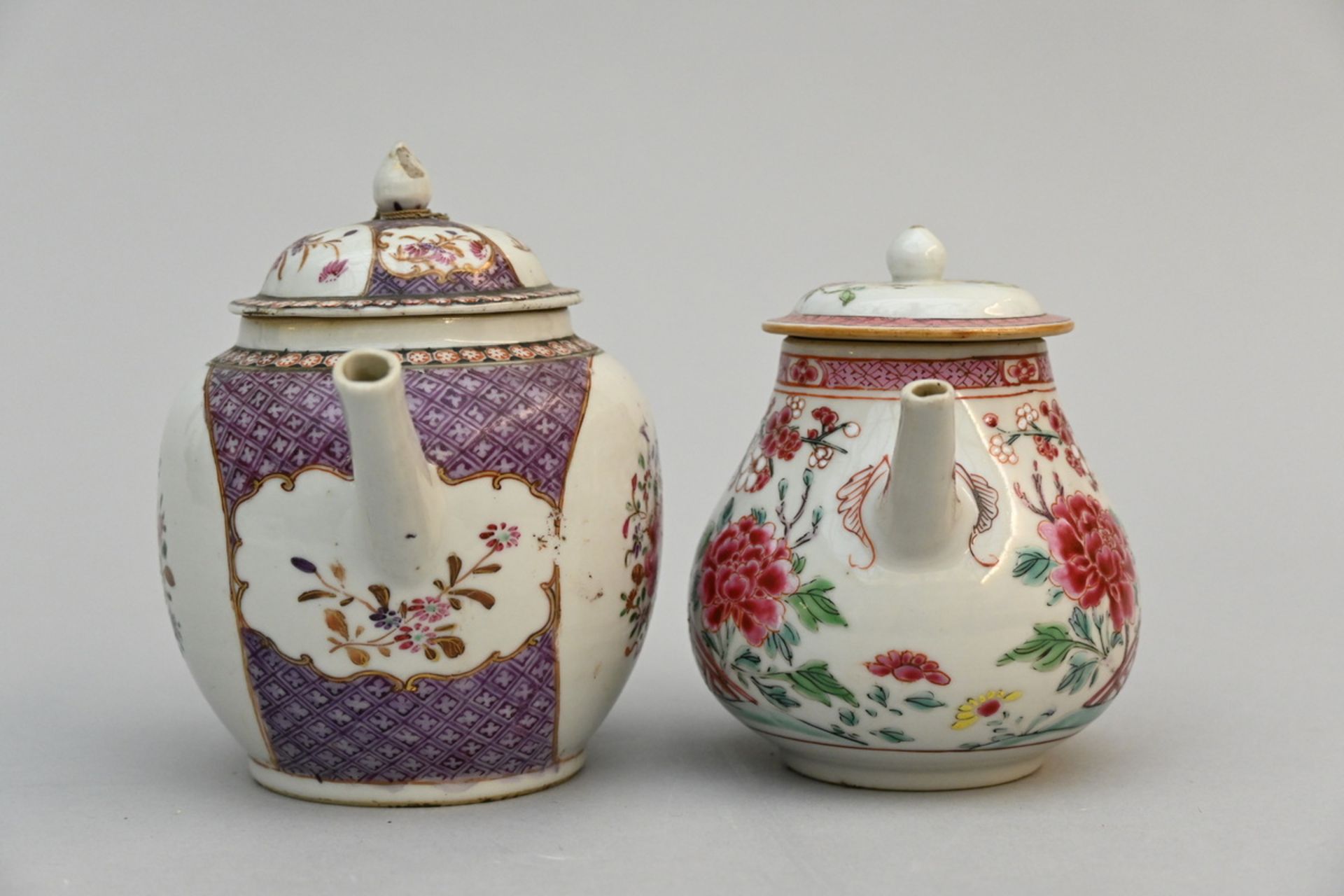 Two teapots in Chinese porcelain 'flowers', 18th century (14.5x12cm) (*) - Image 2 of 6