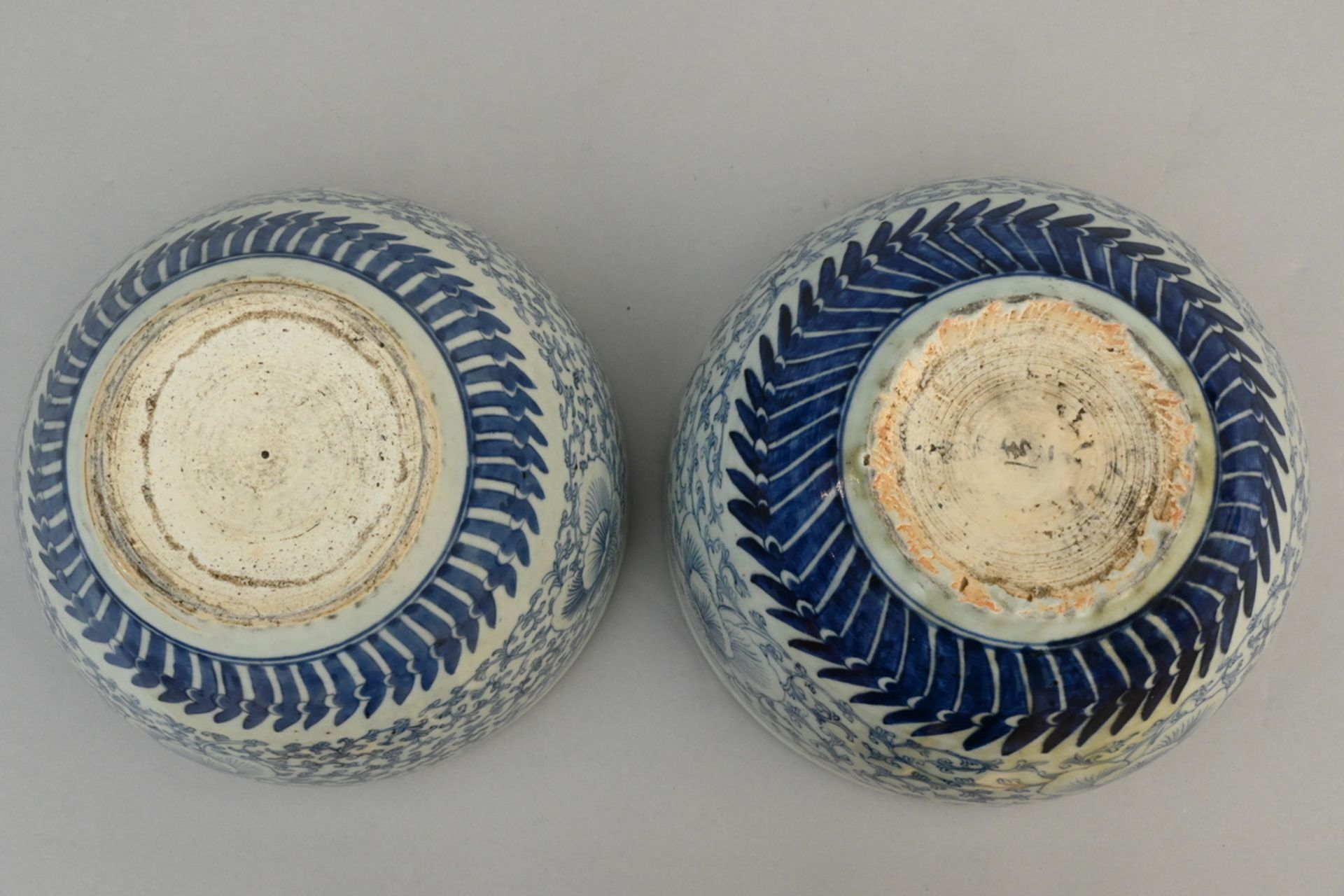 Two Chinese planters in blue and white porcelain, 19th century (dia 26-27.5cm) - Image 4 of 4