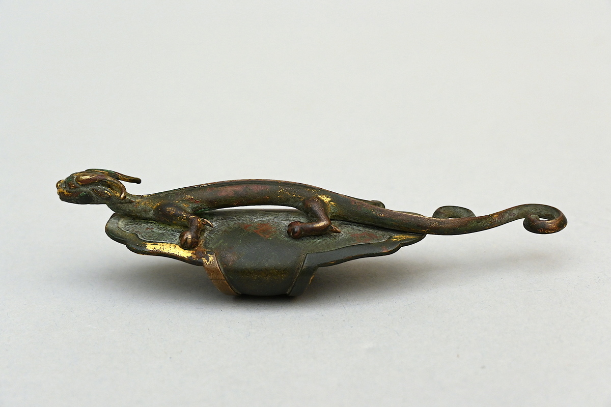 A rare bronze decorative element of a Chinese sword 'dragon' (L13cm)(*) - Image 4 of 7