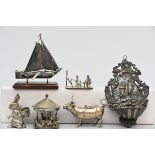 Collection of silver objects: holy water font (160gr.) (18x11.5cm) and 5 miniature objects (570gr.)