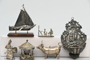Collection of silver objects: holy water font (160gr.) (18x11.5cm) and 5 miniature objects (570gr.)