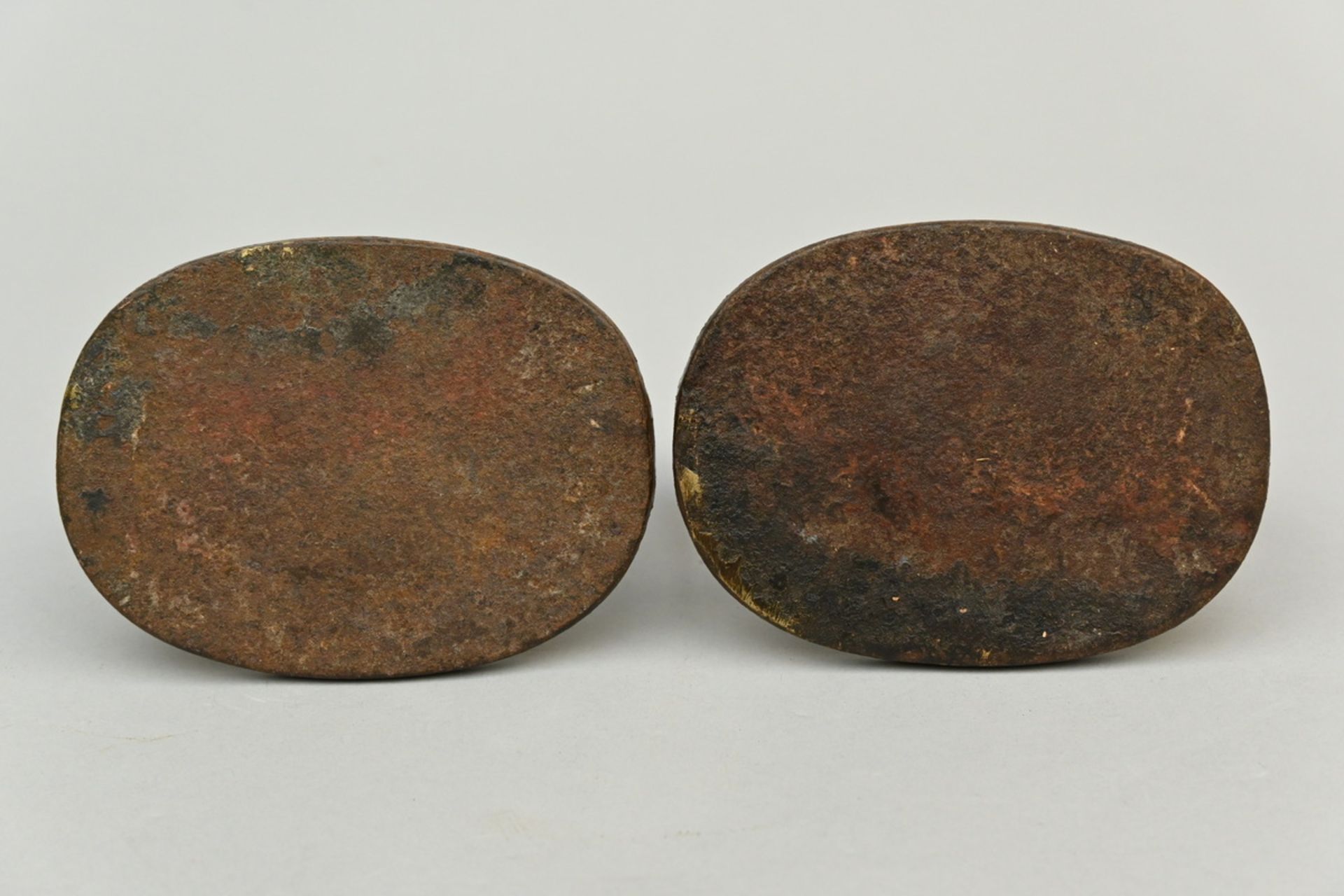 A pair of Tibetan stirrups in cast iron (h15cm) - Image 4 of 4