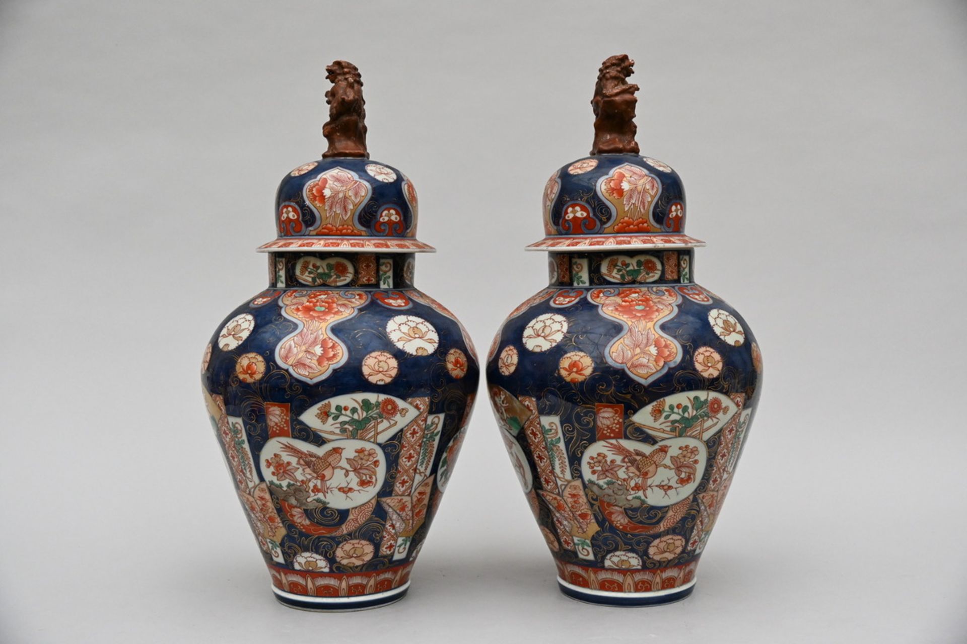 A pair of Samson Imari lidded vases 'floral decor with birds' (h63cm) (*) - Image 2 of 6