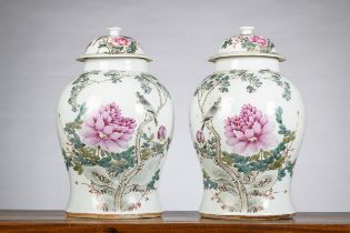 A pair of lidded jars in Chinese porcelain 'flowers' (h41cm) (*)
