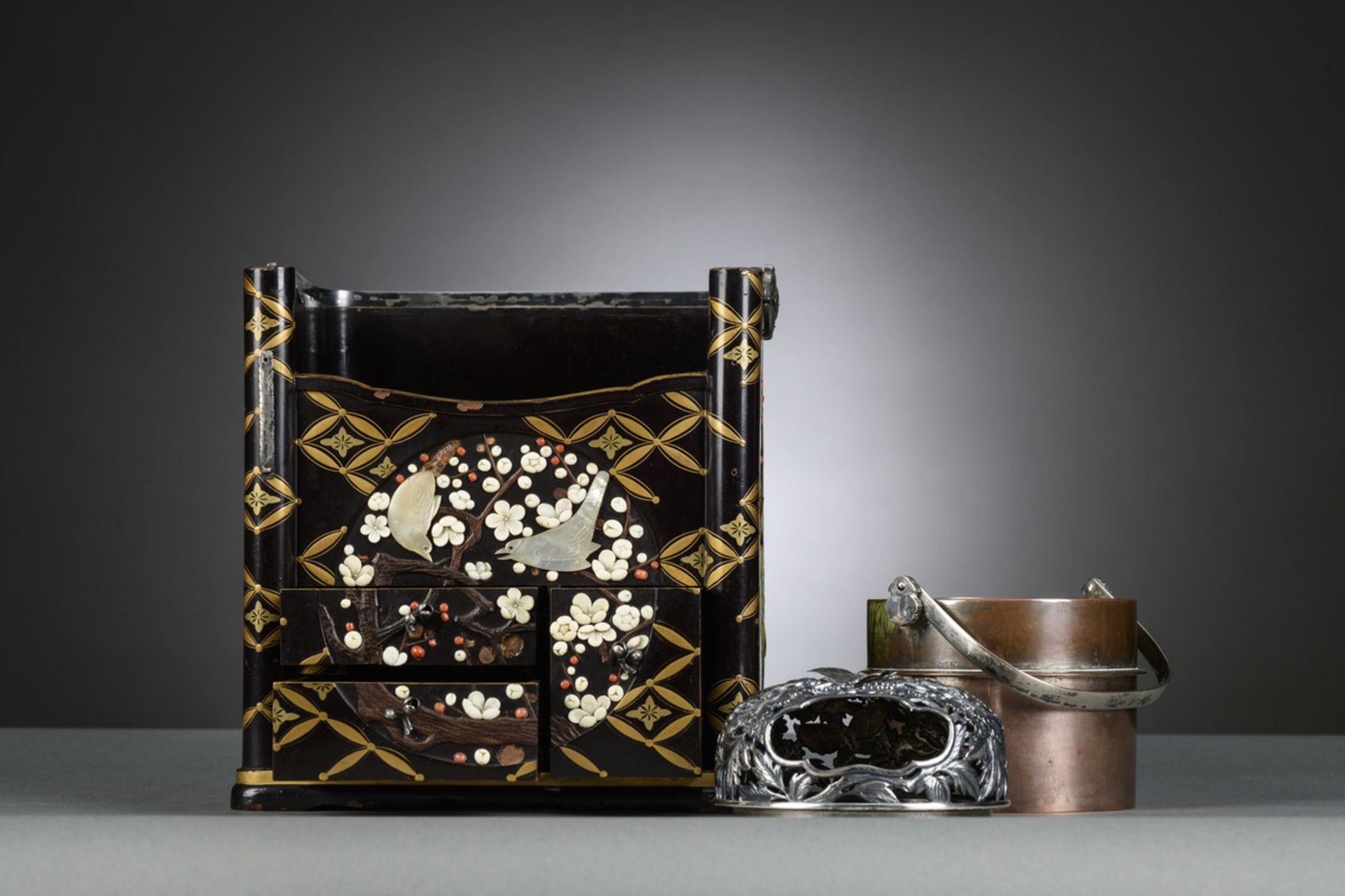 Japanese stove in lacquer and marquetry with silver lid, Edo period (24x20x20cm) (*) - Image 5 of 5