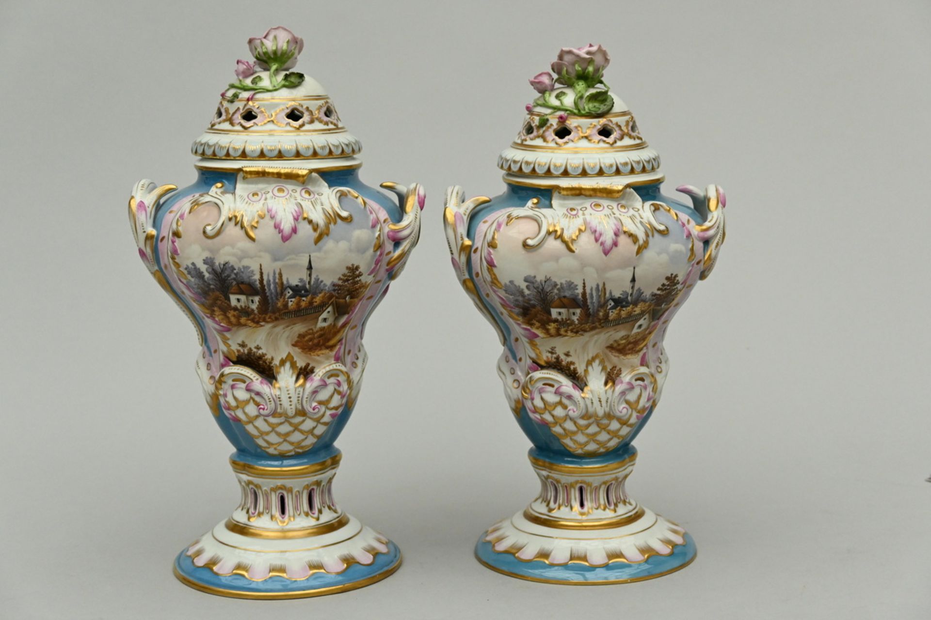 Two Louis XV style vases in Herend porcelain, Hungary (h36-38cm) - Image 3 of 5