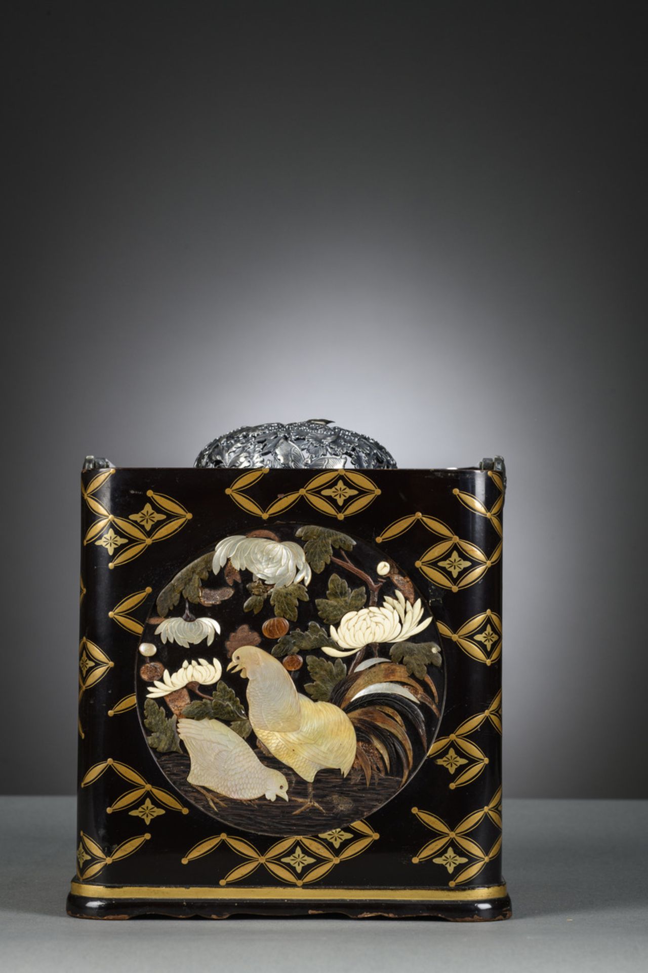 Japanese stove in lacquer and marquetry with silver lid, Edo period (24x20x20cm) (*) - Image 3 of 5