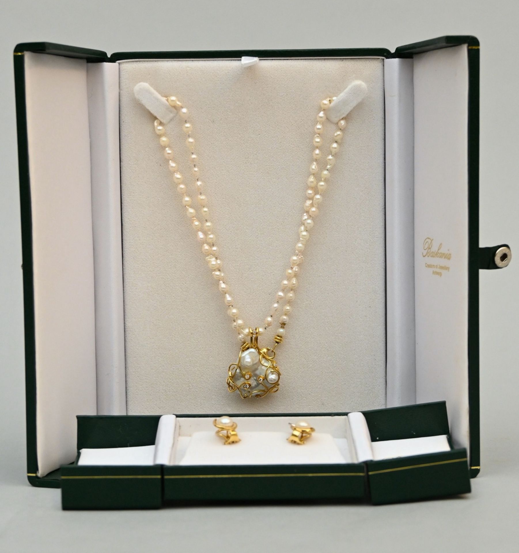 Pendant in yellow gold with freshwater pearls and diamonds (L30cm) + pair of earrings 2x(1.3cm)