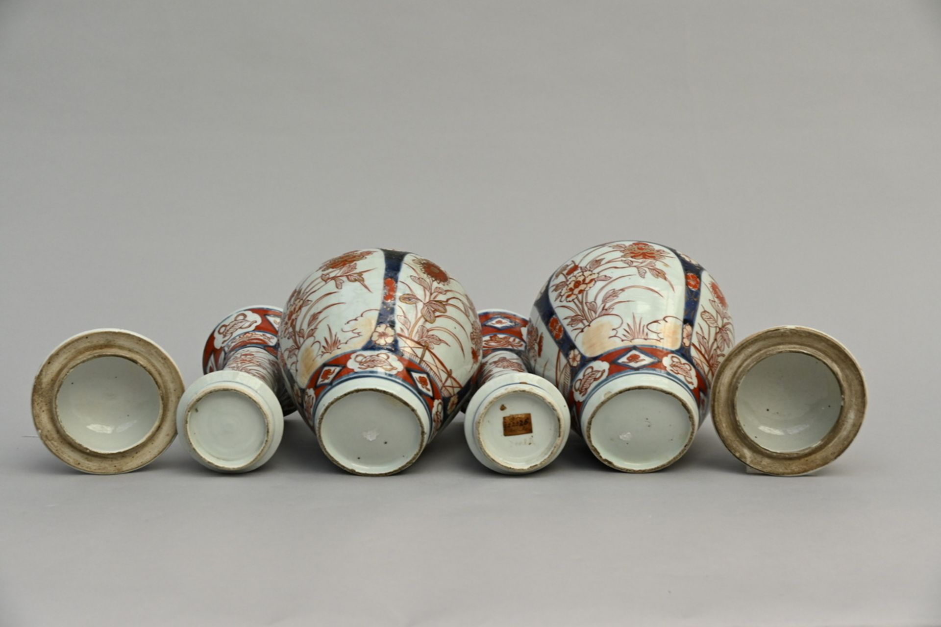 A Japanese set of Imari vases (h 22-36cm) (*) - Image 3 of 4