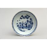 Deep dish in Chinese blue and white porcelain 'Women and child', 18th century (dia29cm)