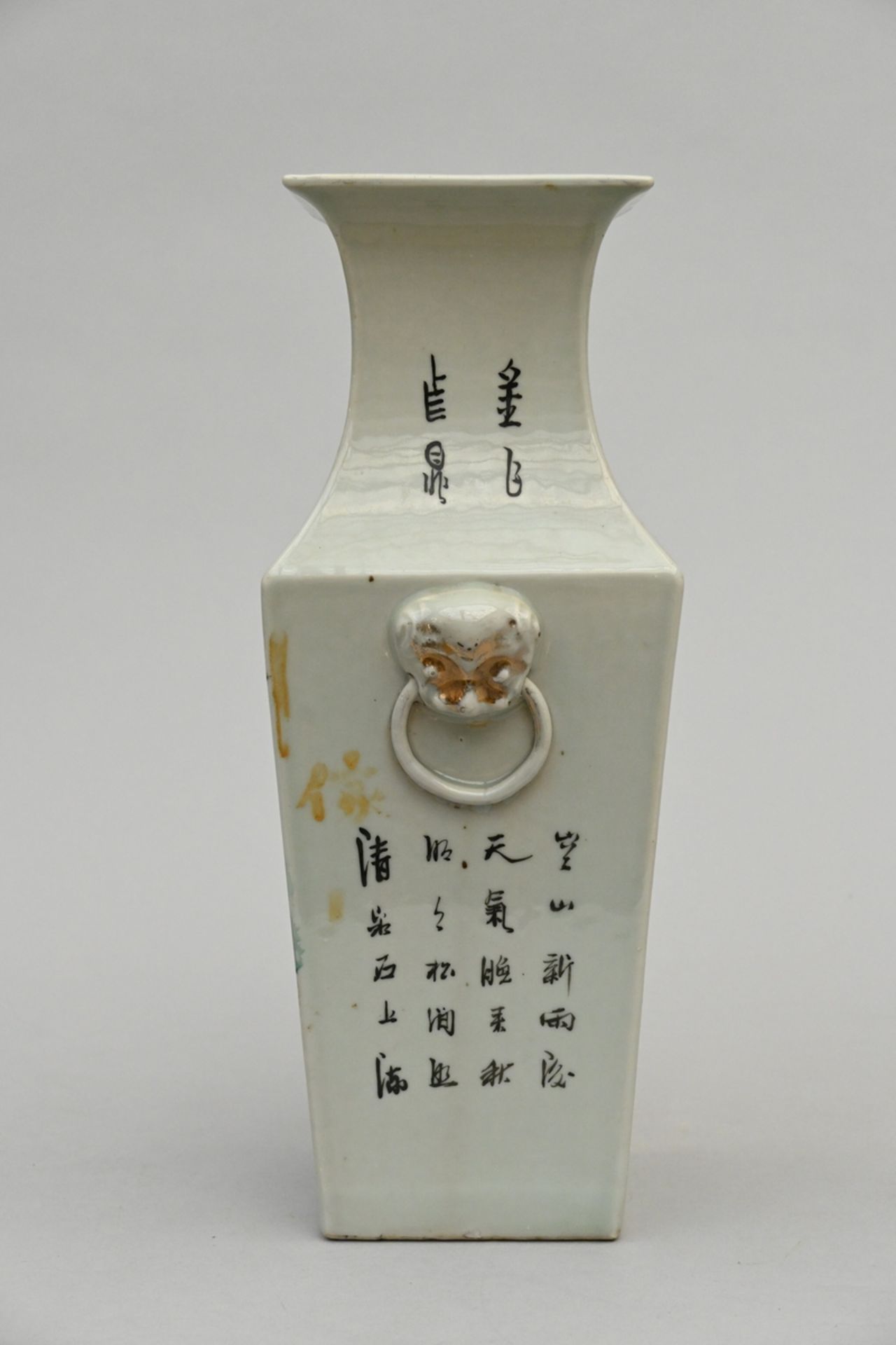 A square vase in Chinese porcelain 'figures' (h38cm) - Image 2 of 6