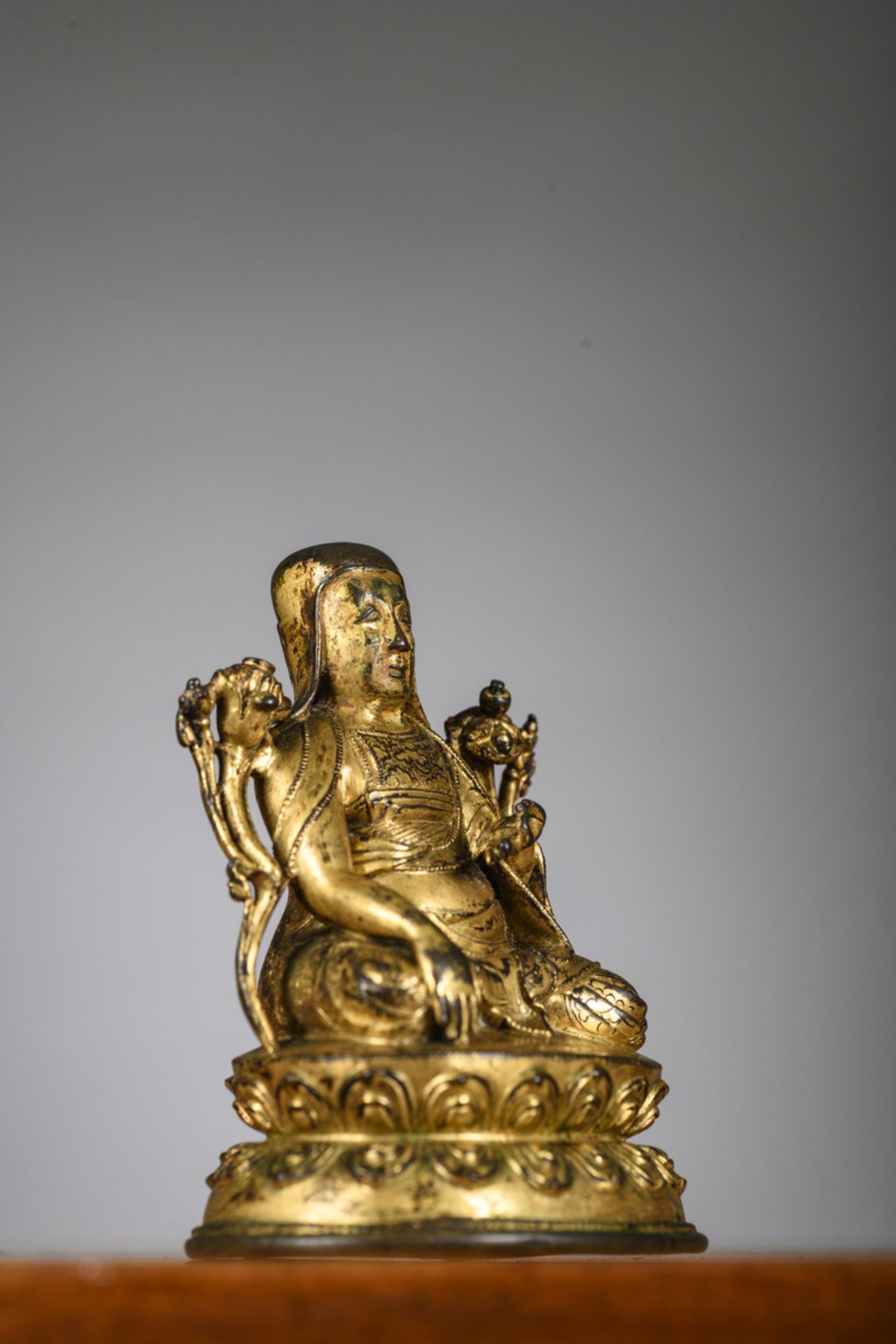 Gilt bronze statue 'portrait of a Sakya Lama', Tibet 16th century (h9.3cm)