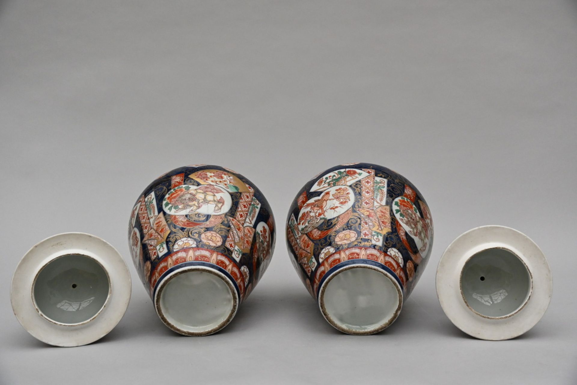 A pair of Samson Imari lidded vases 'floral decor with birds' (h63cm) (*) - Image 4 of 6