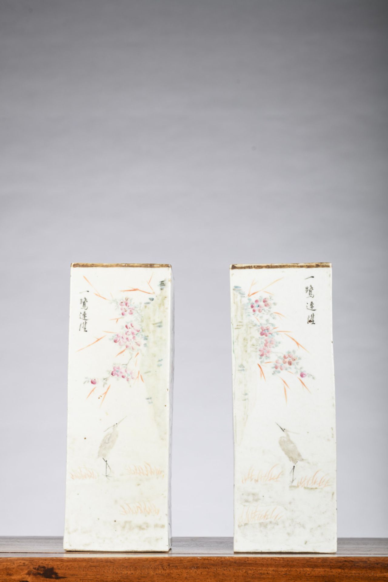 A pair of Chinese square vases 'flowers and birds', Republic period (h28cm) (*) - Image 4 of 6