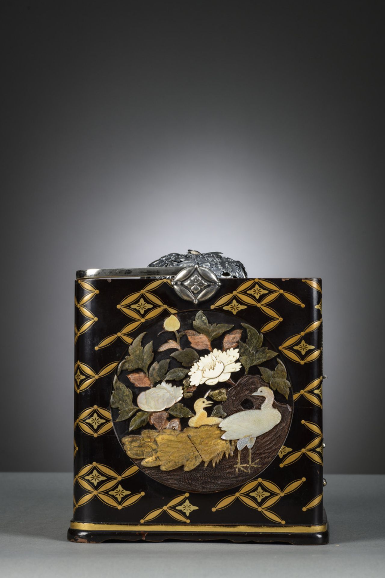 Japanese stove in lacquer and marquetry with silver lid, Edo period (24x20x20cm) (*) - Image 2 of 5