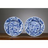 A pair of Chinese blue and white porcelain plates 'phoenixes', Kangxi period (dia21.5cm)