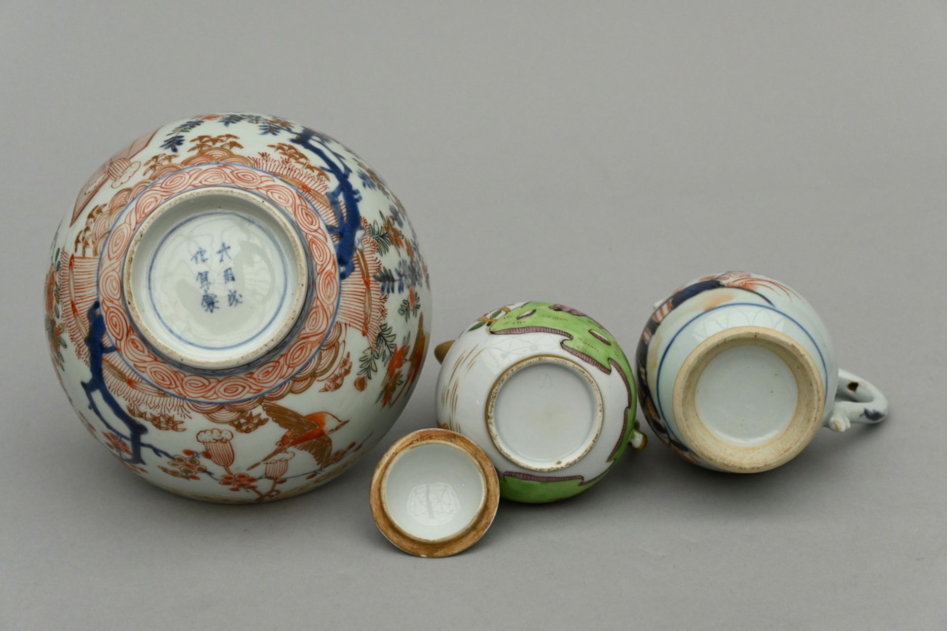 Lot: Japanese Imari bowl, jug in Imari and milk pot with chinoisant decoration - Image 5 of 5