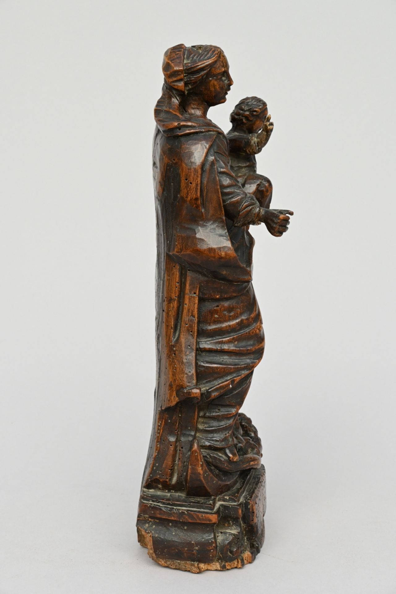 Our Lady and Child in walnut, 17th century (h42cm) (*) - Image 2 of 4