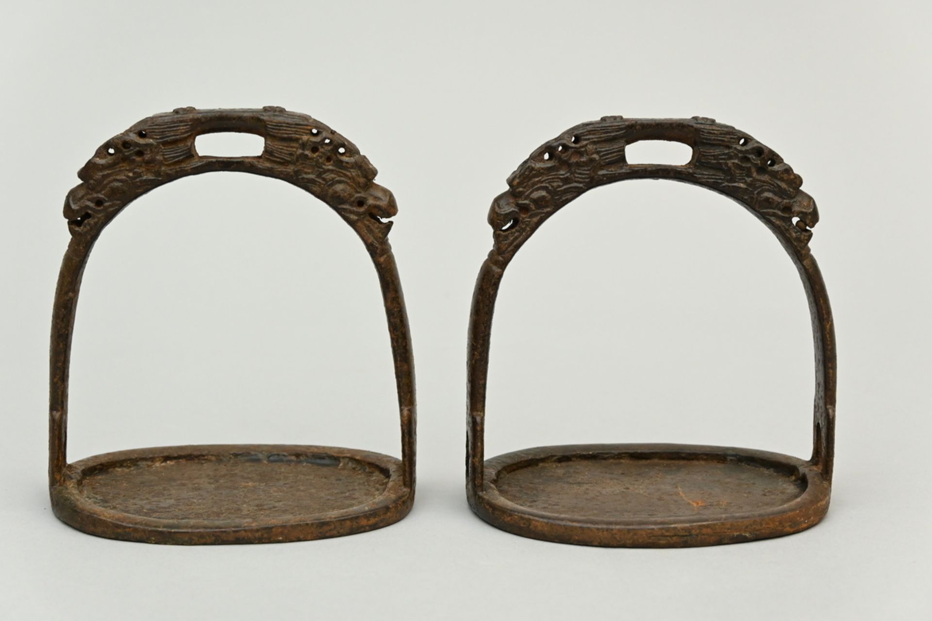 A pair of Tibetan stirrups in cast iron (h15cm)